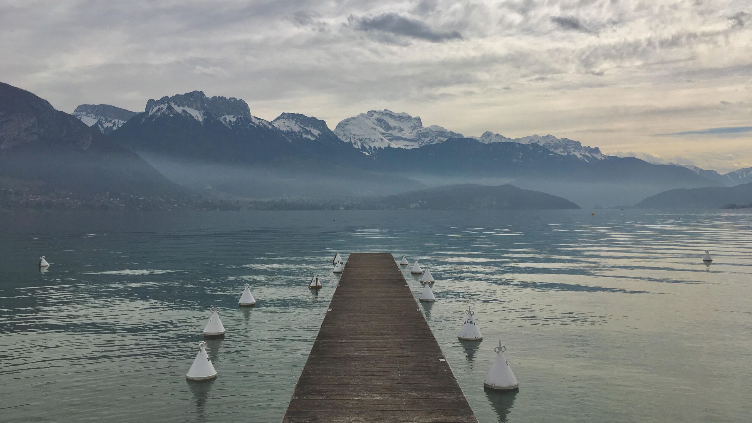 Vue d'Annecy, lac et montagnes